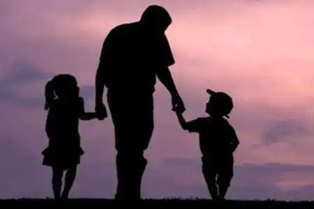 Sonhar com pai, vê-lo, significa boa saúde. Vê-lo já sendo idoso, indica longevidade. Abraçá-lo, significa melhoria de posição.